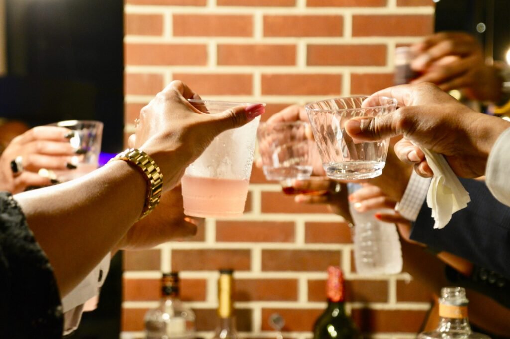 What Is the Best Alcohol for a Night Out? A Practical Guide to Choosing Drinks Wisely showing alcohol choices, serving sizes, hydration, and moderation tips.