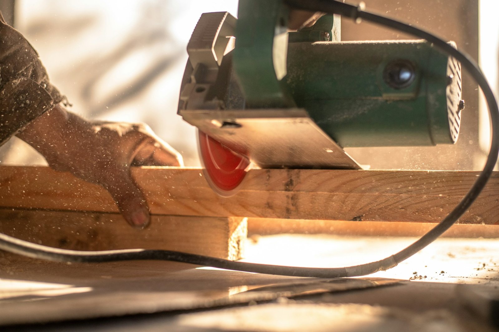 Choosing & Using Oscillating Saw Blades: Complete Guide to Materials & Cuts featuring blade types, materials, tooth designs, and cutting techniques.