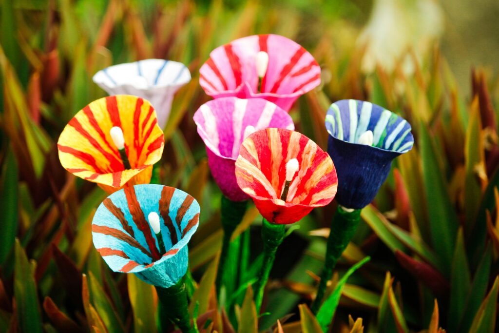 How to Make a Flower Out of Pipe Cleaners 6 Easy Patterns + Pro Tips showing handmade flowers, pipe cleaner crafts, simple patterns, and easy instructions.