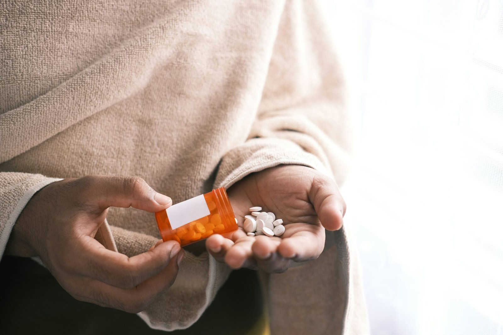How Long Does It Take for Prednisone to Get Out of Your System? Complete Guide to Clearance & Recovery